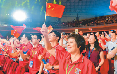 港澳同胞點讚新中國70年發展：五星紅旗，為你驕傲為你自豪