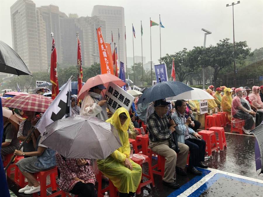 民進黨搞黨慶，抗議民眾場外高呼"執政無能！下架蔡英文！"