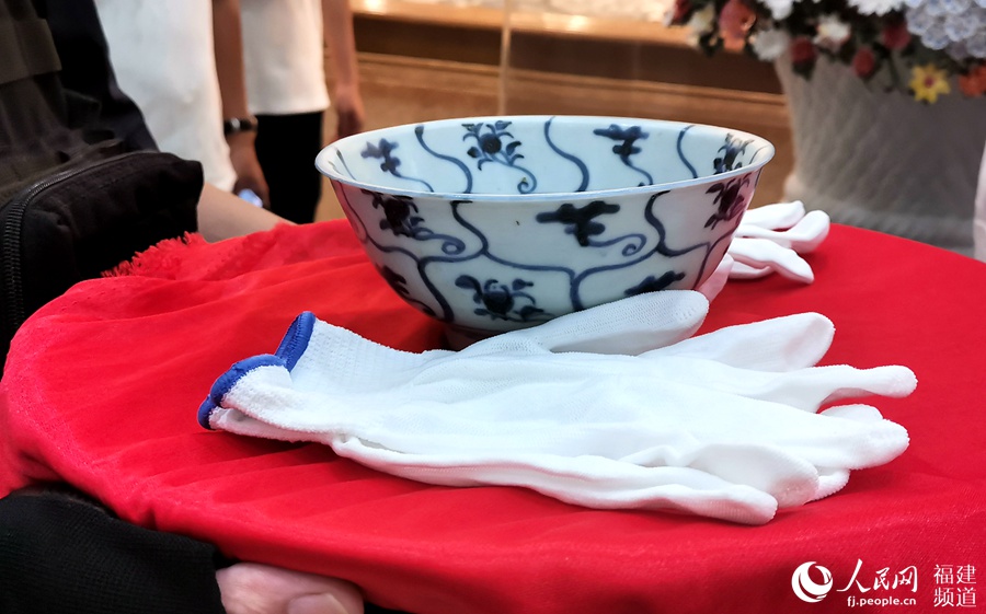 194件海外回歸的德化青花瓷在福建省德化博物館展出
