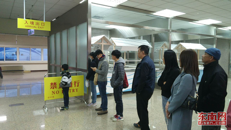 圖片默認標題_fororder_在台中港，島內民眾焦急等待歸來的親人。