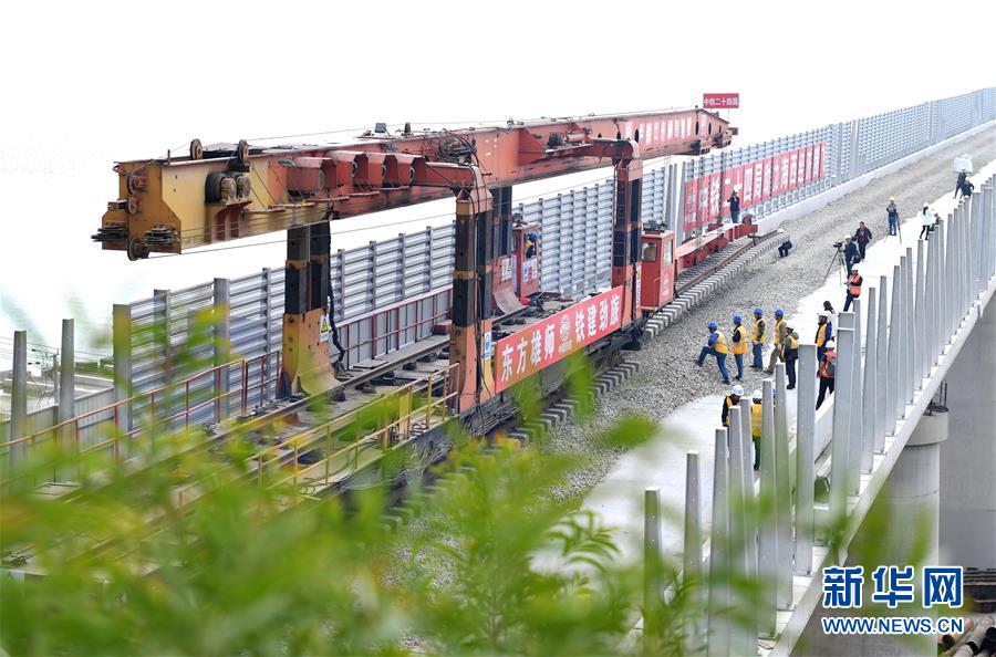 平潭海峽公鐵大橋開始鋪軌施工