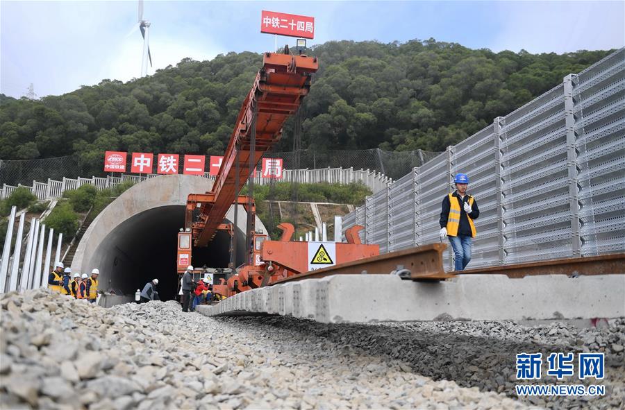平潭海峽公鐵大橋開始鋪軌施工