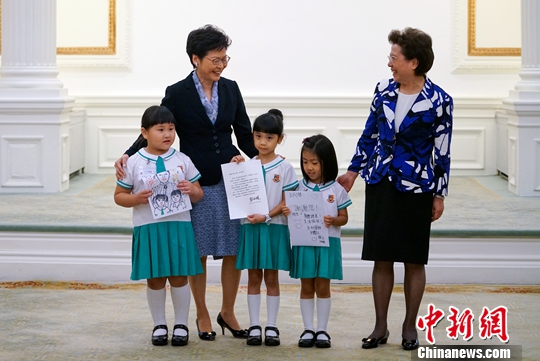 彭麗媛教授給香港三名小朋友回信 勉勵他們努力學習 健康成長