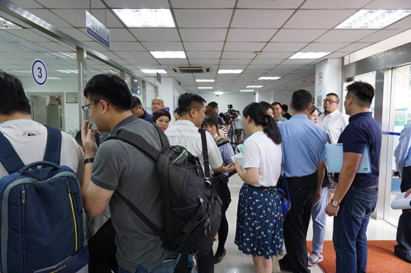 圖片默認標題_fororder_上海市青浦區夏陽派出所內等待申辦居住證的臺胞。（上海市臺辦供圖）