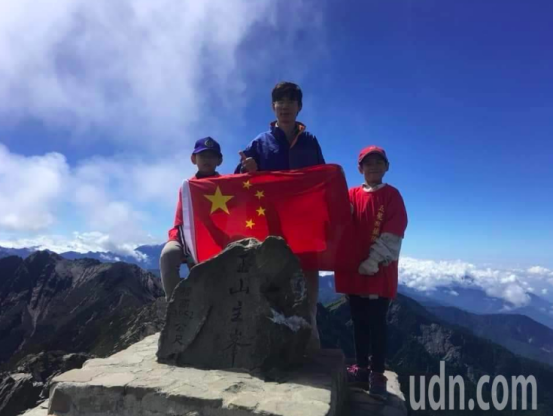 振奮人心！在中國台灣最高峰，五星紅旗迎風飄揚