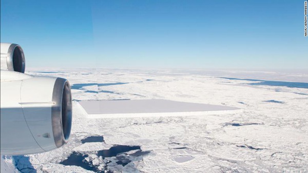 NASA在南極拍到罕見長方形冰山 邊角齊整如同刀裁