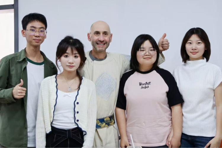 英國劍橋莎士比亞劇團到訪華珠開展系列文化交流活動_fororder_3