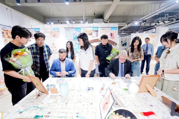 AI賦能教育 全球協同創新:劍橋大學原副校長大衛·卡德韋爾與燕理師生深度對話 AI賦能教育 全球協同創新:劍橋大學原副校長大衛·卡德韋爾與燕理師生深度對話_fororder_1