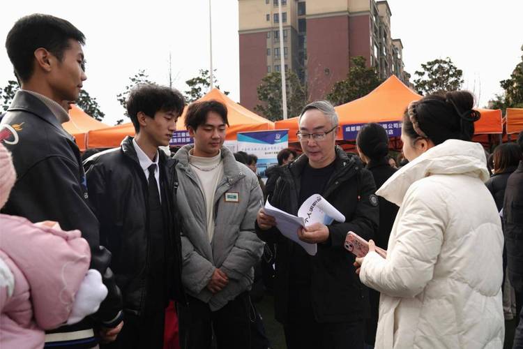 四川文化傳媒職業學院綿竹校區舉行2025屆畢業生雙選會