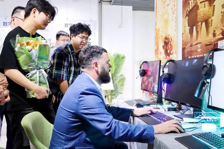 AI賦能教育 全球協同創新:劍橋大學原副校長大衛·卡德韋爾與燕理師生深度對話 AI賦能教育 全球協同創新:劍橋大學原副校長大衛·卡德韋爾與燕理師生深度對話_fororder_1