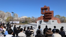 這堂思政課 在“愛國三問”碑前開講