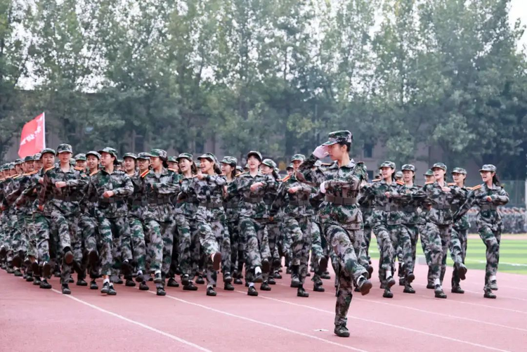 成都文理學院舉行2024級軍訓彙報展示
