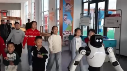 春節感受科技魅力 機器人研學遊受追捧