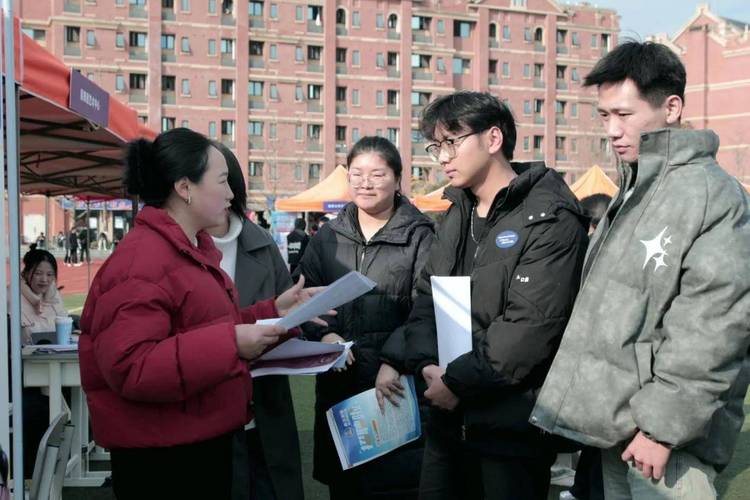 四川文化傳媒職業學院綿竹校區舉行2025屆畢業生雙選會