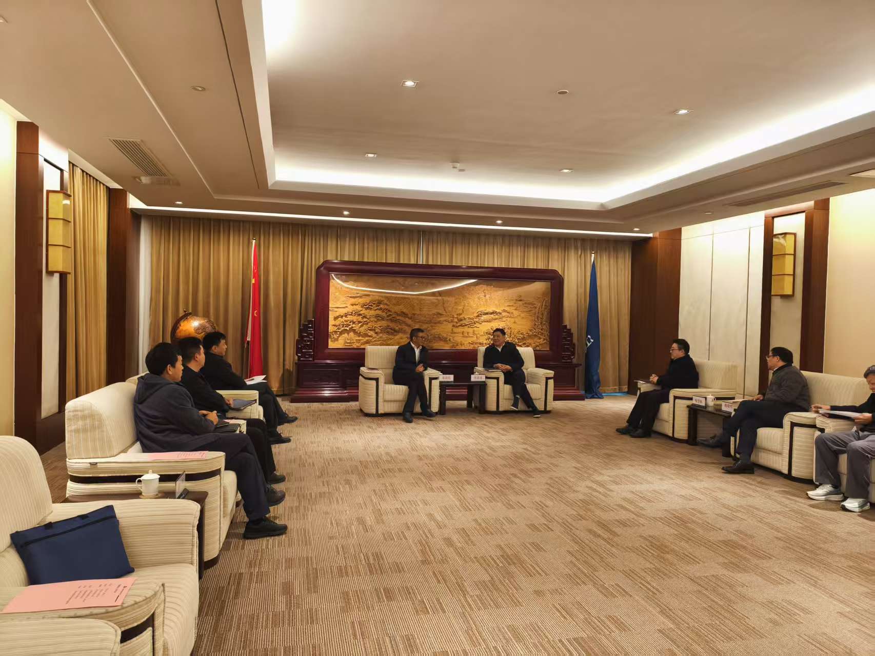 中國進出口銀行江西省分行龐淑欽與江西銅業集團有限公司鄭高清開展座談交流