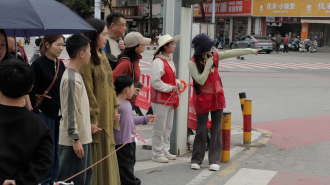 窯火映紅志願路 春風溫暖旅人心——珠山區“窯火紅”志願服務護航清明假期