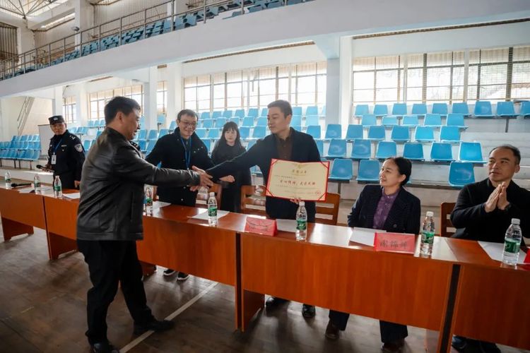 攜手共築成長之路 景德鎮高新區攜愛心企業開展捐贈活動