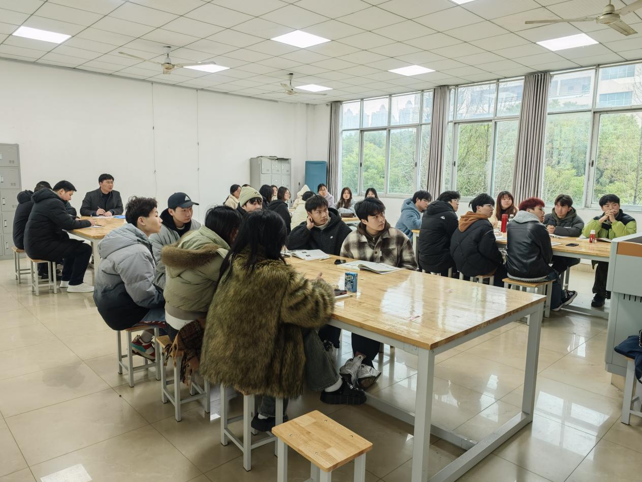 人勤春來早 奮進新學期——江西工程學院校領導與學生共聽“開學第一課”