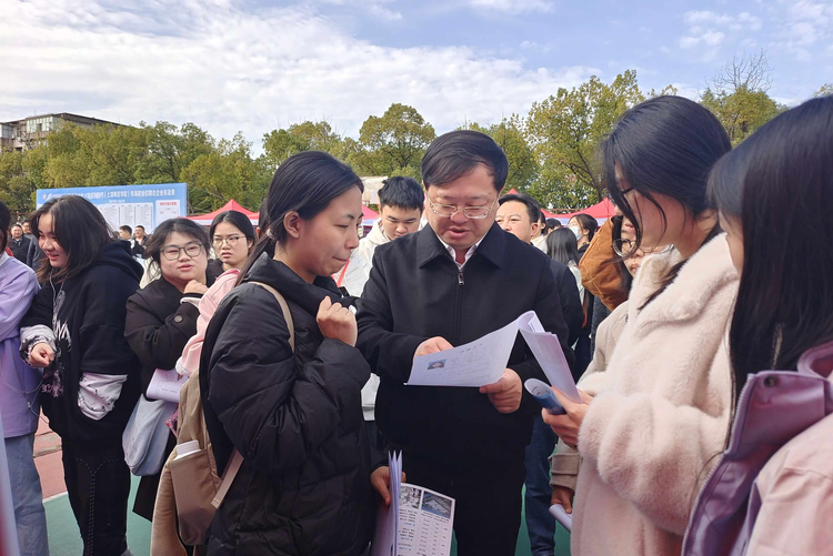 江西上饒：200余家用人單位帶來8500余個就業崗位 這場招聘會真火爆