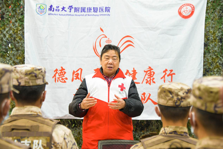 “橄欖綠”牽手“志願紅”——武警江西總隊某部聯動江西省紅十字志願者為春運保駕護航