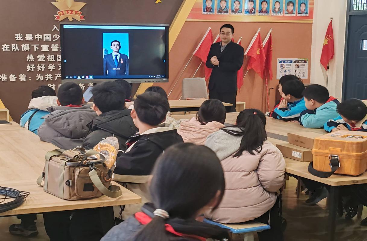 勞模引領數字夢 童心共築科技潮——記江西省勞模陳院明走進共青東湖小學_fororder_圖片1
