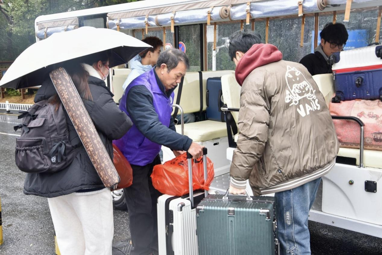 南昌工學院免費觀光車熱情服務返校學子_fororder_圖片1