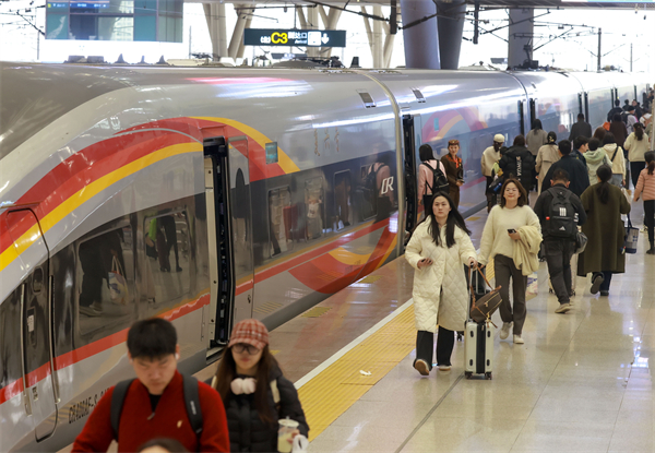 武漢鐵路警方全力維護春節假期返程高峰安全