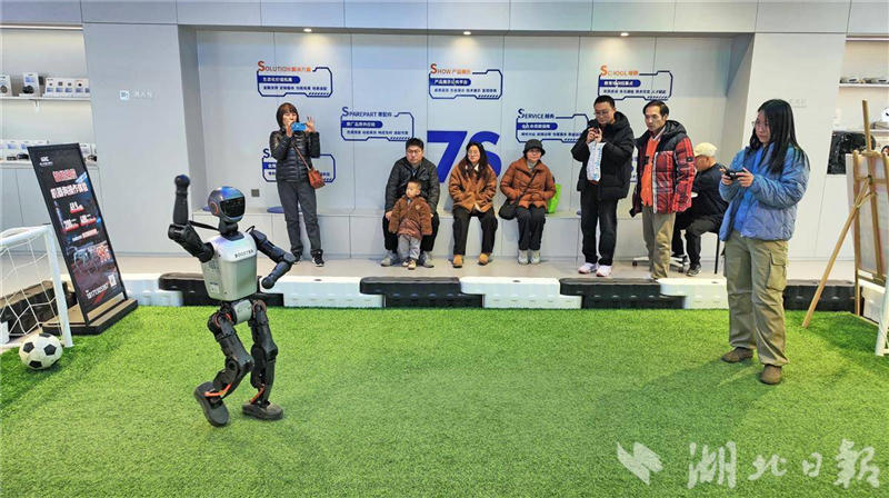 機器人7S店成為光谷熱門打卡地