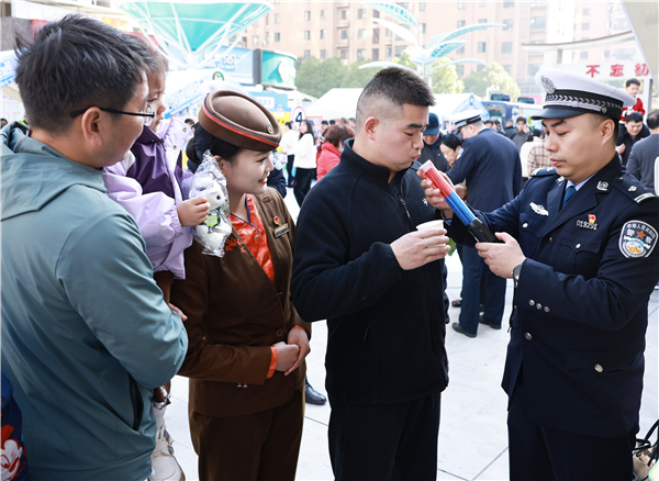 武漢開展“全國交通安全日”主題宣傳活動