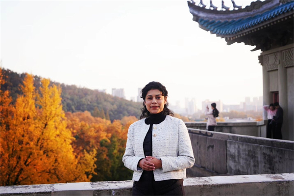 網紅外教塞莉婭:保成路夜市的繁華最令粉絲著迷