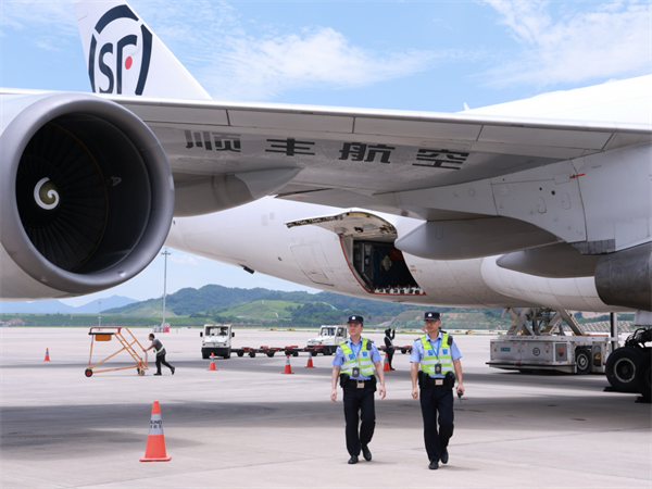 湖北口岸年出入境人員總量何以提前64天突破150萬人次大關?三個鏡頭帶你看! null