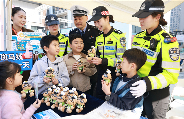 武漢開展“全國交通安全日”主題宣傳活動