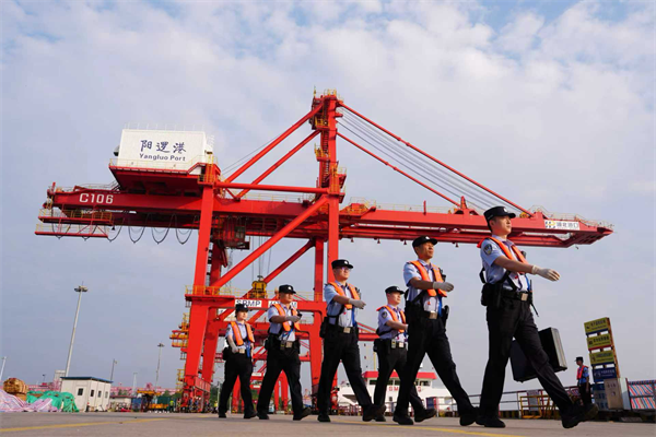 湖北口岸年出入境人員總量何以提前64天突破150萬人次大關?三個鏡頭帶你看! null