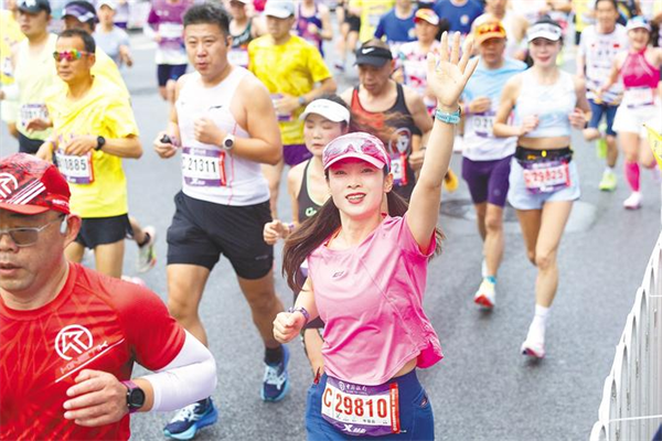 2026武漢馬拉松激情開賽 3萬全球跑者穿過滿城櫻色