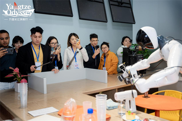 “萬里長江俠客行”走進武漢光谷 外國博主探訪中國“智造”新成果 null