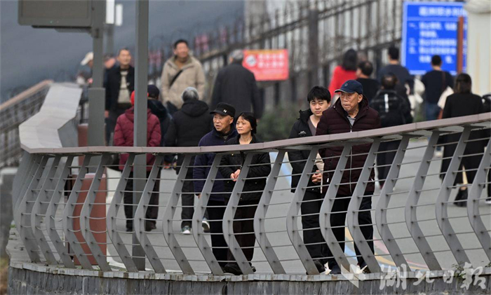 微笑天使踏春而來 宜昌江段再現群豚嬉戲