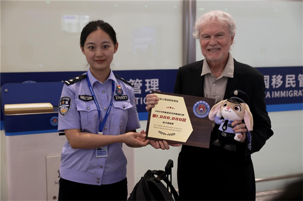 湖北口岸年出入境人員總量何以提前64天突破150萬人次大關?三個鏡頭帶你看! null