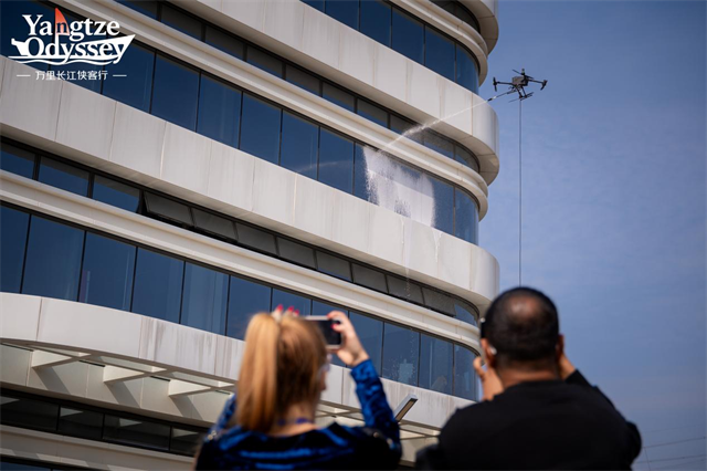 “萬里長江俠客行”走進武漢光谷 外國博主探訪中國“智造”新成果 null