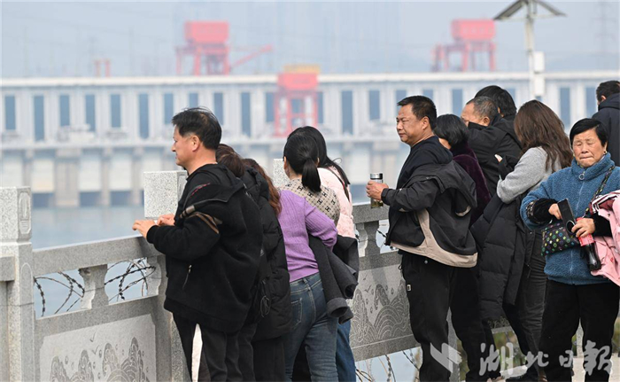 微笑天使踏春而來 宜昌江段再現群豚嬉戲