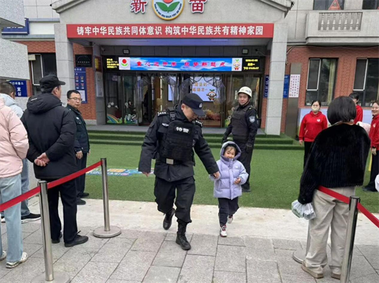 護校安園築防線 護苗守未暖童心 延吉公安護學崗持續在線