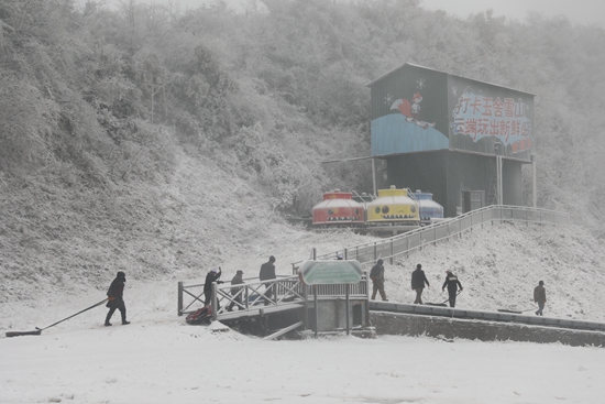 六盤水市水城區玉舍雪山滑雪場啟動人工造雪 冰雪盛宴蓄勢待發