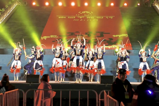 “賽動黔景·活力省運”主題歡樂夜開場 萬人合唱點亮都勻夜空