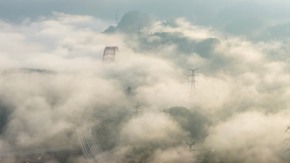 貴州施秉:江凱河大橋雲霧繚繞 景色美