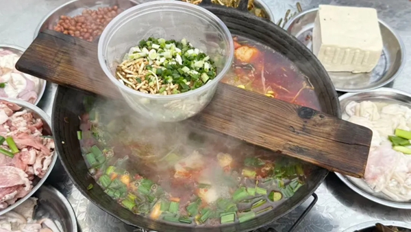 貴州都勻:殺豬宴致敬城市守護者 寒冬暖人心