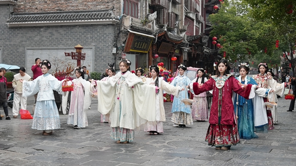 貴州鎮遠:“龍神嫁妹”巡遊點燃古城冬遊