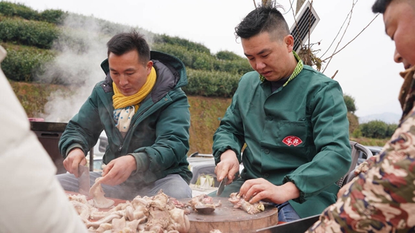 貴州丹寨:茶山煙火起 刨湯暖苗鄉