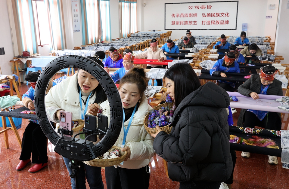 貴州施秉:“新農人”線上直播助增收