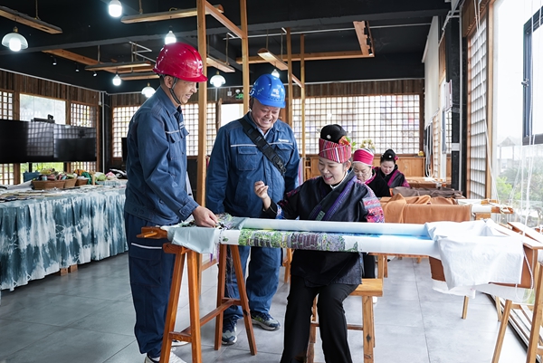 貴州施秉:“滿格電”護航 非遺苗繡譜新篇