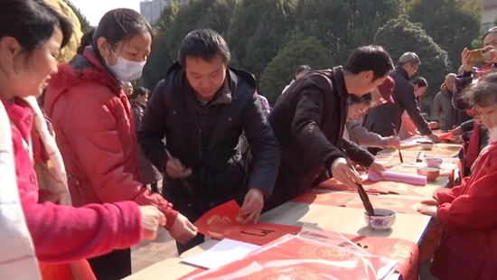 六盤水市鍾山區黃土坡建興社區開展“藝評惠民·義送春聯”文明實踐活動