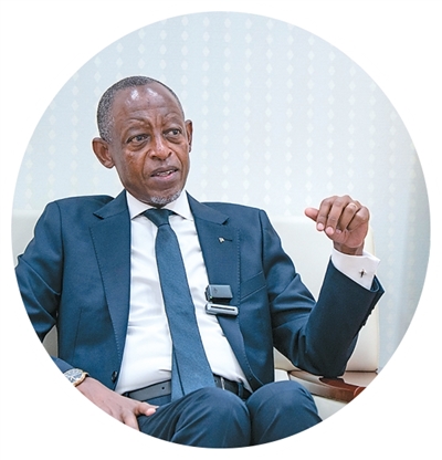 “從手提箱到集裝箱,訂單規模一路漲”(進博連線) ——一位非洲大使眼中的“進博機遇” null